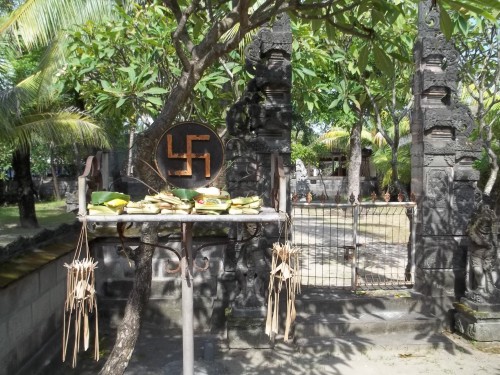 20120229C - Bali god offerings (2)